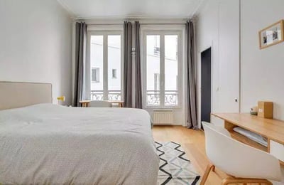 Long-term rental in Paris — 4-room 101 m² apartment with balcony and elevator in the 9th district