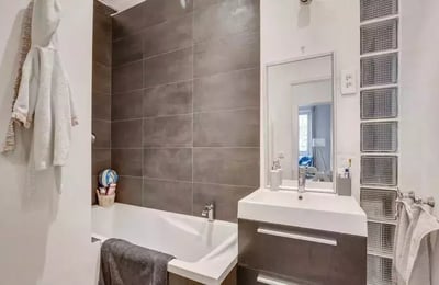 Long-term rental in Paris — 4-room 101 m² apartment with balcony and elevator in the 9th district