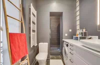 Long-term rental in Paris — 4-room 101 m² apartment with balcony and elevator in the 9th district