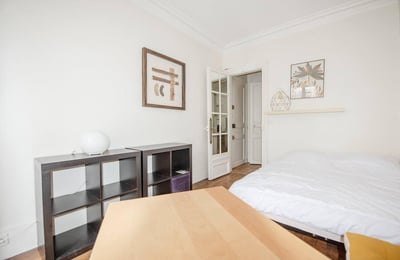 Small bright studio 20 m2 in Paris