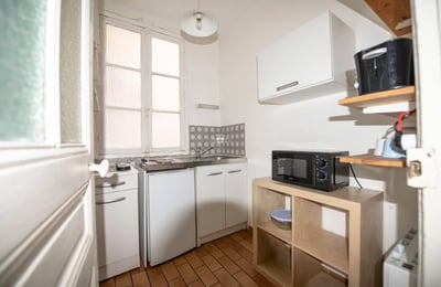 Small bright studio 20 m2 in Paris