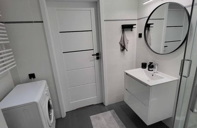 Moderno apartamento de 2 habitaciones de 49 m2 con terraza en Cracovia.