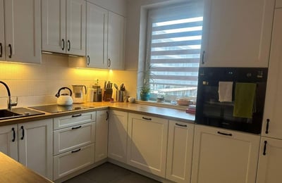 Amplio apartamento de 3 habitaciones de 57 m2 con muebles en Cracovia.
