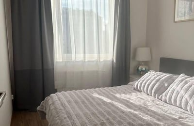 Amplio apartamento de 3 habitaciones de 57 m2 con muebles en Cracovia.