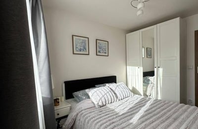 Amplio apartamento de 3 habitaciones de 57 m2 con muebles en Cracovia.