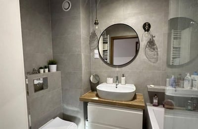 Amplio apartamento de 3 habitaciones de 57 m2 con muebles en Cracovia.