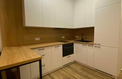 Moderno apartamento de 2 habitaciones con muebles y patio en Cracovia.