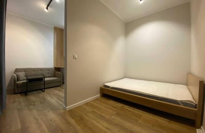 Moderno apartamento de 2 habitaciones con muebles y patio en Cracovia.