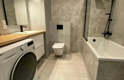 Moderno apartamento de 2 habitaciones con muebles y patio en Cracovia.