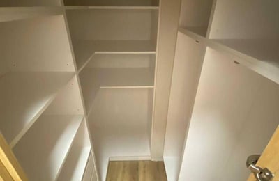 Moderno apartamento de 2 habitaciones con muebles y patio en Cracovia.
