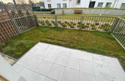 Moderno apartamento de 2 habitaciones con muebles y patio en Cracovia.