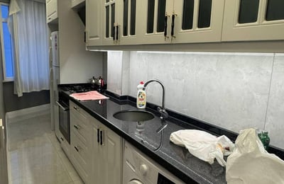 Прекрасная квартира 1+1 в районе Фатих доступна для долгосрочной аренды