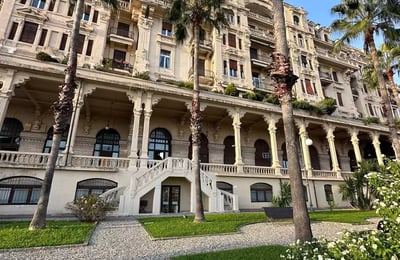 Rent a 2-room Apartment in Palazzo Miramare with Terrace and Garden, Genoa