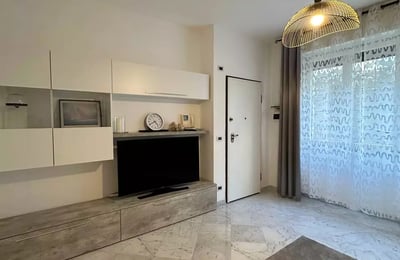 Rent a 2-room Apartment in Palazzo Miramare with Terrace and Garden, Genoa