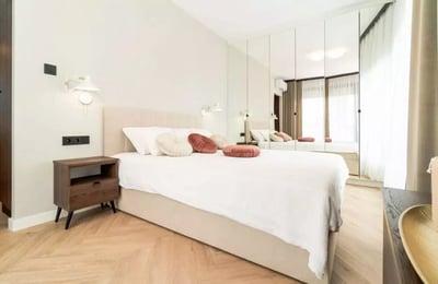 Spacious 3-bedroom apartment with a balcony on Jana Kazimierza Street, Wola, Warsaw