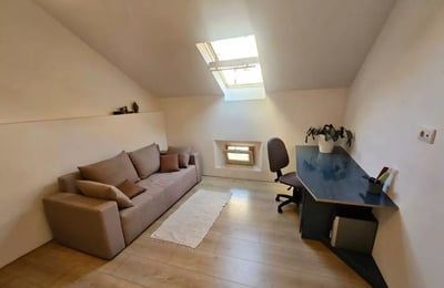 Alquiler a largo plazo de un amplio apartamento dúplex de 3 habitaciones en el centro de Belgrado