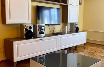 Long-term rental of a bright 3-bedroom apartment in Belgrade with a view of Tašmajdan Park