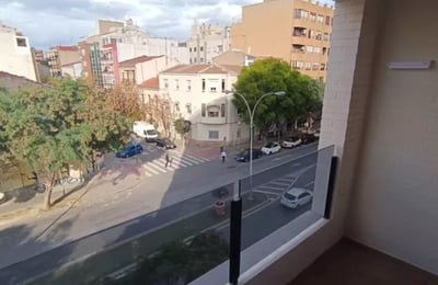 Alquiler a largo plazo en Alicante: Apartamento 76 m², piscina en la azotea