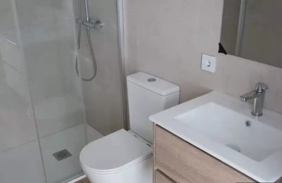 Alquiler a largo plazo en Alicante: Apartamento 76 m², piscina en la azotea