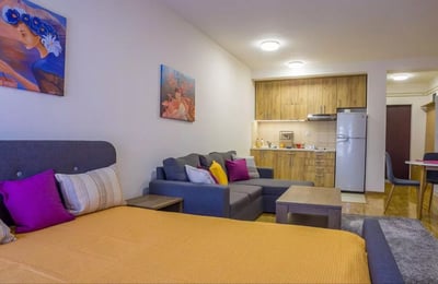 Alquiler a largo plazo de estudio en Belgrado cerca de la Plaza Slavia