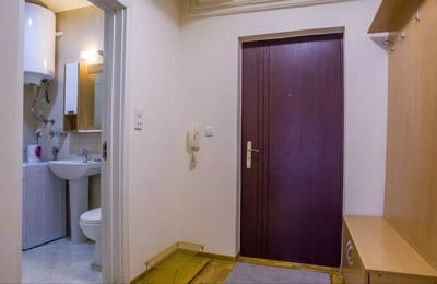 Alquiler a largo plazo de estudio en Belgrado cerca de la Plaza Slavia