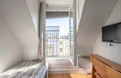 Long-term rental of a studio with a balcony in Paris, France