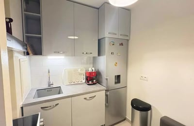 Long-term rental studio with tower view (30 m²) on Avenue Kléber, 75116 Paris, France