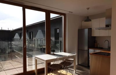 Long-term rental of a spacious three-room apartment with a balcony and parking in Grzegórzki, Kraków