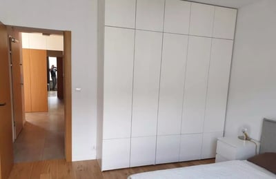 Long-term rental of a spacious three-room apartment with a balcony and parking in Grzegórzki, Kraków