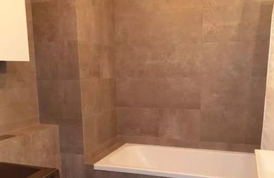 Long-term rental of a spacious three-room apartment with a balcony and parking in Grzegórzki, Kraków