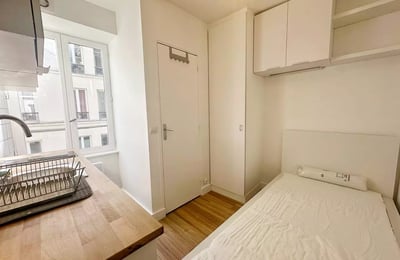 Long-term rental studio in Paris 15th district, private toilet