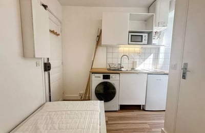 Long-term rental studio in Paris 15th district, private toilet