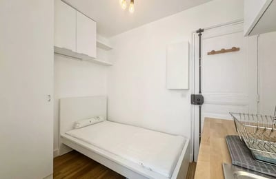 Long-term rental studio in Paris 15th district, private toilet