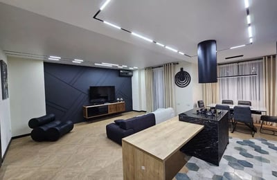 Alquiler a largo plazo de piso nuevo de dos dormitorios en Batumi cerca del Parque 6 de Mayo