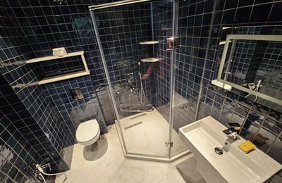 Alquiler a largo plazo de piso nuevo de dos dormitorios en Batumi cerca del Parque 6 de Mayo