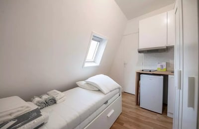 Long-term rental of 10m² studio in the 8th arrondissement of Paris, France