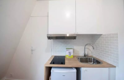 Long-term rental of 10m² studio in the 8th arrondissement of Paris, France