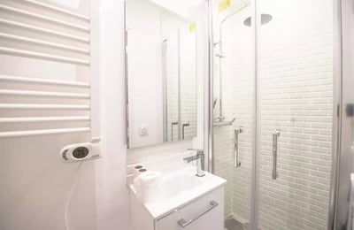 Long-term rental of 10m² studio in the 8th arrondissement of Paris, France