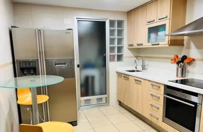 Long-term rental of a spacious 3-bedroom apartment in Elche, Spain