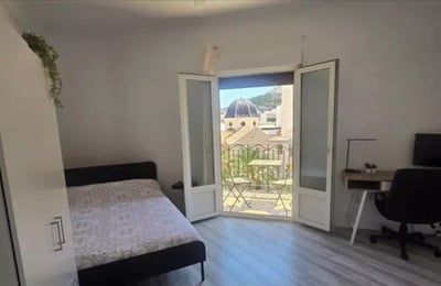 Long-term rental of a renovated 5-bedroom apartment with balcony in Mercado area, Alicante