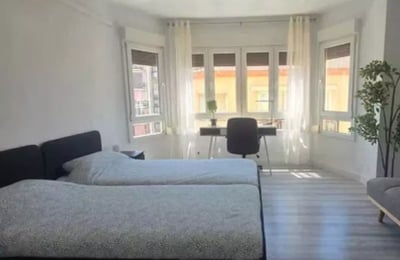 Long-term rental of a renovated 5-bedroom apartment with balcony in Mercado area, Alicante