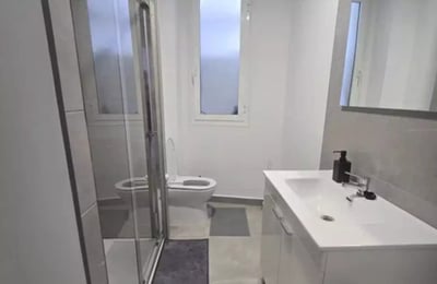 Long-term rental of a renovated 5-bedroom apartment with balcony in Mercado area, Alicante