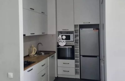 Alquiler a largo plazo estiloso apartamento 1+1 cerca de la zona de Metro City, Batumi, Georgia