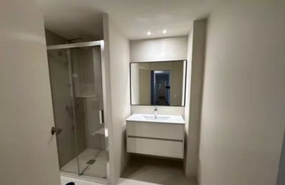 Alquiler a largo plazo apartamento 94m2 con vista al mar en Alicante, Espana