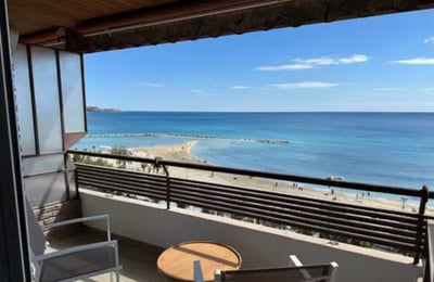 Alquiler a largo plazo apartamento 94m2 con vista al mar en Alicante, Espana
