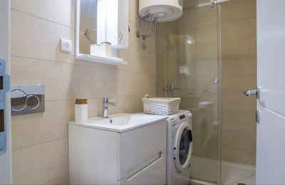 Long-term rental in Belgrade: 2-room apartment, 48 m², in Zvezdara district with balcony and appliances