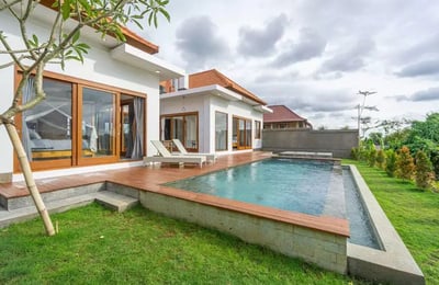 Long-term rental in Bali villa with rice field view and pool in Pejeng area