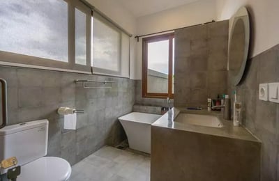 Long-term rental in Bali villa with rice field view and pool in Pejeng area