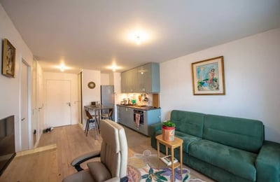 Long-term rental in France: 2-room apartment, 40 m², in Courbevoie with balcony and parking, near Paris