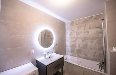 Long-term rental in France: 2-room apartment, 40 m², in Courbevoie with balcony and parking, near Paris